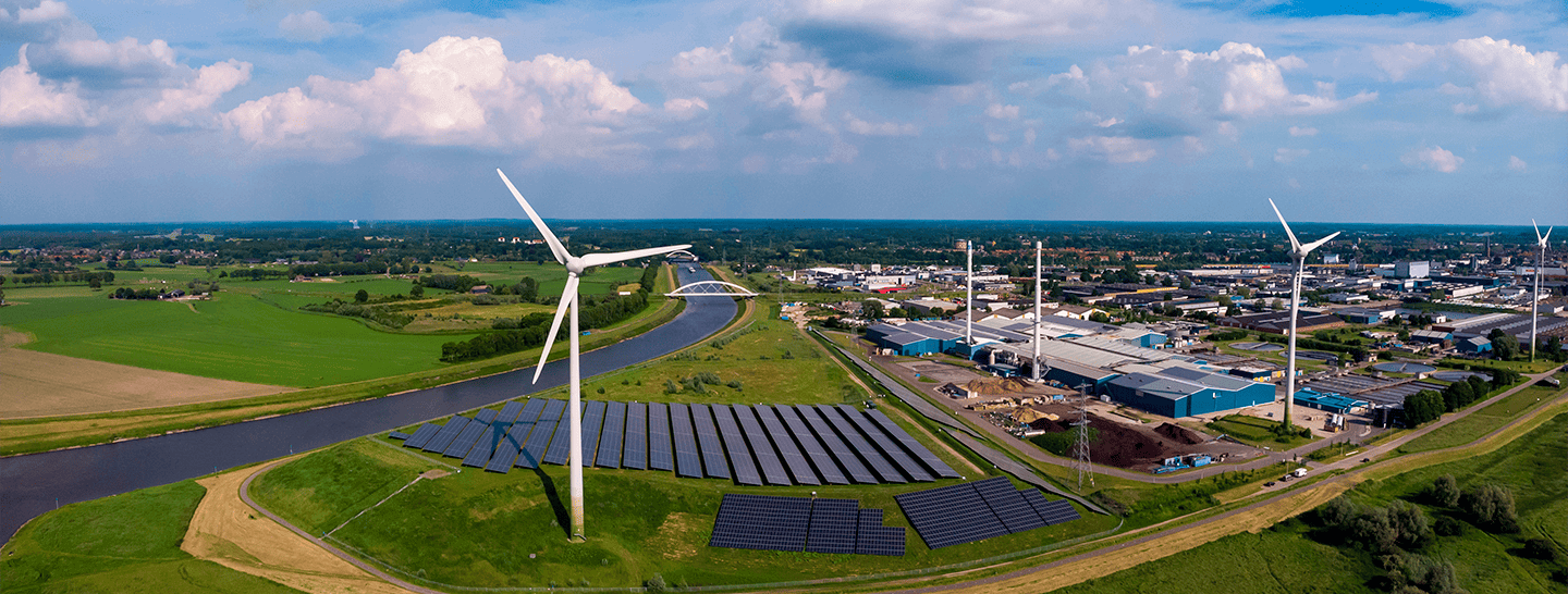campo de energía eólica y paneles solares,  economía circular, conservación del medio ambiente, enel x colombia